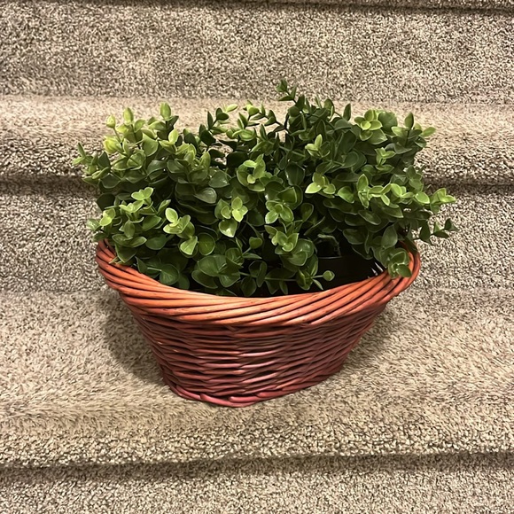 2 fake plants in wooden basket - Picture 6 of 6